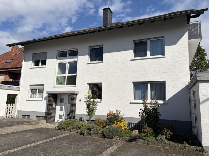 Großzügige Dachgeschosswohnung in Paderborn-Elsen – Mit XXL-Sonnenbalkon zum Entspannen! – Außenansicht mit Stellplätze