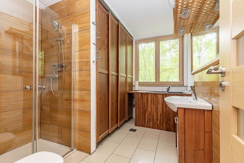 Moderne Architektenvilla in Hanglage - Design, Licht &amp; Natur in Perfektion – stilvolles Masterbad EG