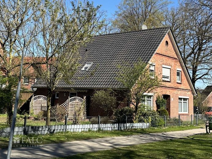 Einfamilienhaus mit Einliegerwohnung und Baugrundstück in zentraler Lage von Himmelpforten – Blick von der Straße