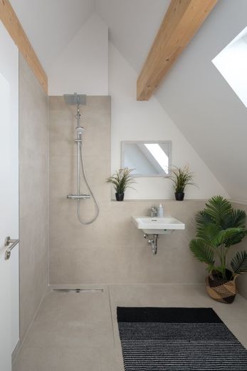 Neubau in massiver Bauweise- DHH mit Dachterrasse in ruhiger Lage – Duschbad