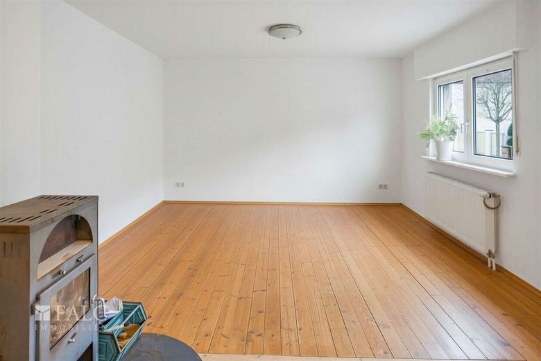 Mehr Raum als man denkt - kleines Haus, großes Grundstück – Wohnzimmer - virt.