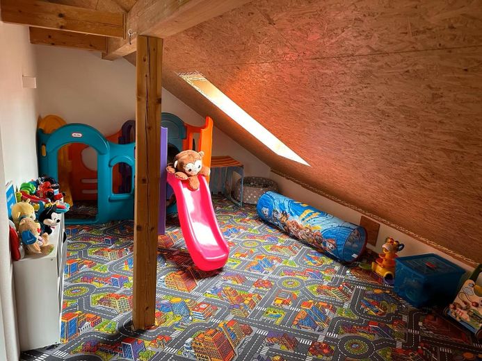 Raumwunder in Bestlage -Stillvolle DHH mit 7 Zimmern & TOP Energieeffizienz A+ – DG