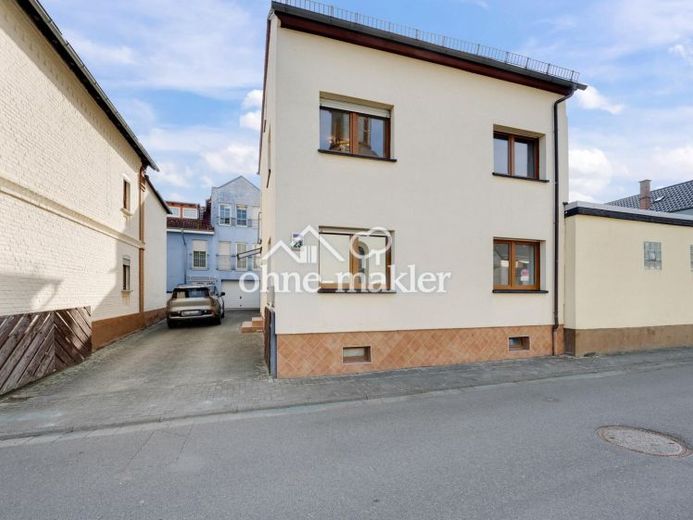 Großzügiges 8-Zimmer-Wohnhaus auf drei Wohnebenen in Aßlar-Berghausen – Foto 1