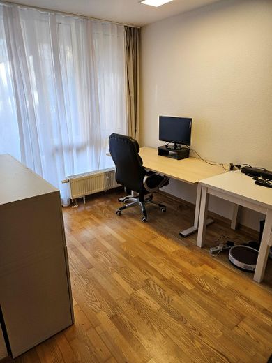 Schöne, ruhige und helle 3-Zimmerwohnung gegenüber Skyline Plaza – Wohnzimmer mit Arbeitsplatz