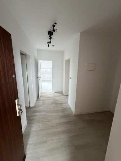 Balkonlu ve iyi ulaşım bağlantılarına sahip 2 odalı daire (63m²) – Flur