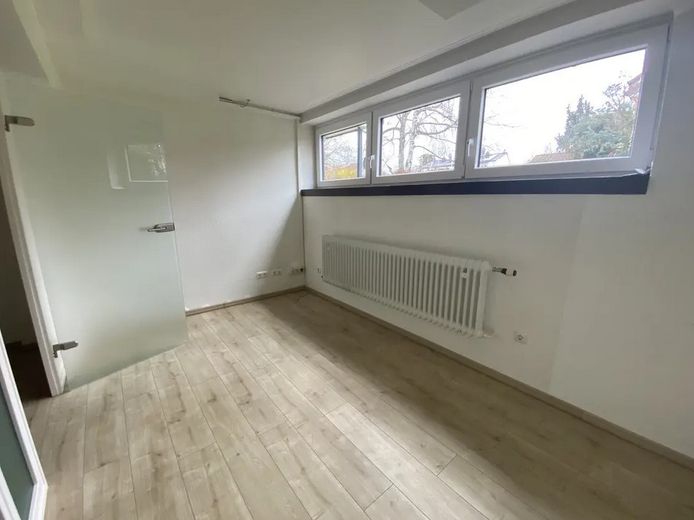 gepflegte, helle Räume für ihren Erfolg: Praxis, Therapie, Kanzlei, Büro – Raum Souterrain