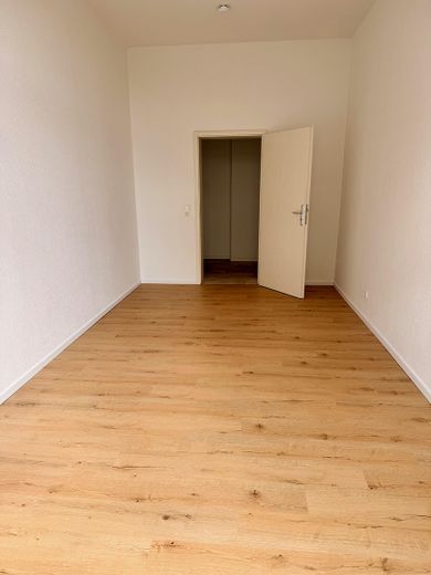 Helle, großzügig geschnittene 2-Zimmer-Wohnung – Schlafzimmer zum Flur