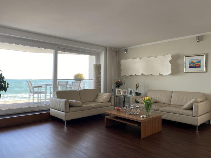 Meerblick ohne Grenzen- Exklusive 4.5 Zimmer Wohnung in erster Reihe von Scharbeutz – Wohnzimmer