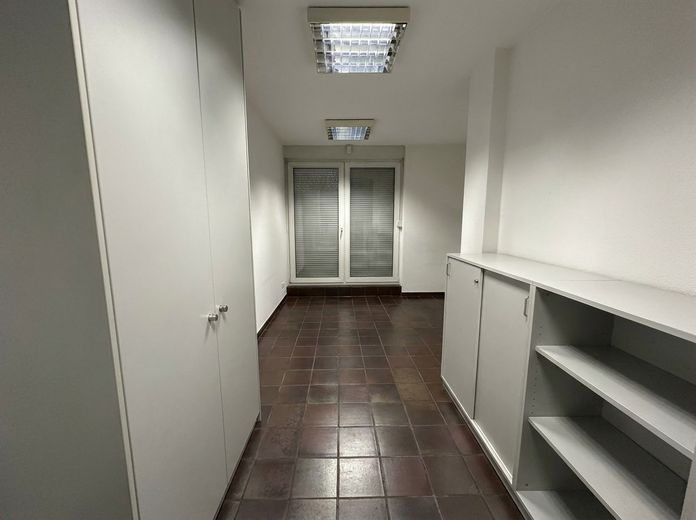 Büro im Herzen von Langenfeld + Archiv, Parkplatz, Konferenzraum – Büro unten