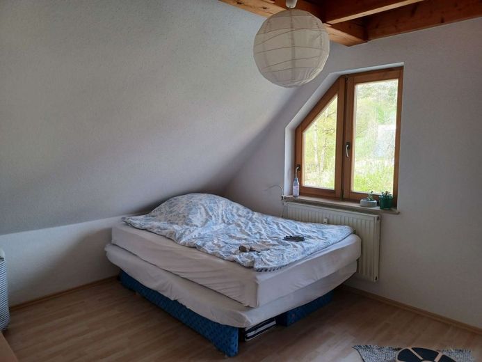 Gemütliche Dachgeschoss-Maisonettewohnung sucht neuen Eigentümer – Schlafzimmer im Dachspitz