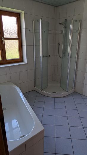 Affascinante casa indipendente in posizione tranquilla – vendita privata (senza agenzia) – ... mit Dusche und Wanne