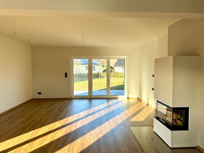 Jetzt Miete möglich! Winkelbungalow 5 km bis Neubrandenburg, Baujahr 2022, Doppelgarage, EBK,Carport – Wohnzimmer