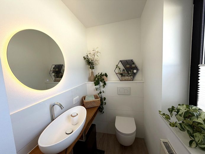 Renoviertes Einfamilienhaus in ruhiger Lage – Gäste-WC EG