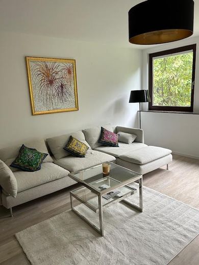 Möblierte Einliegerwohnung mit Gartennutzung und separatem Eingang sehr gute Ausstattung – Wohnzimmer