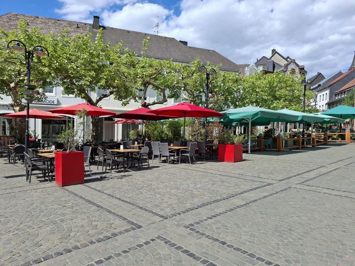 Sicht von Platz auf Objekt