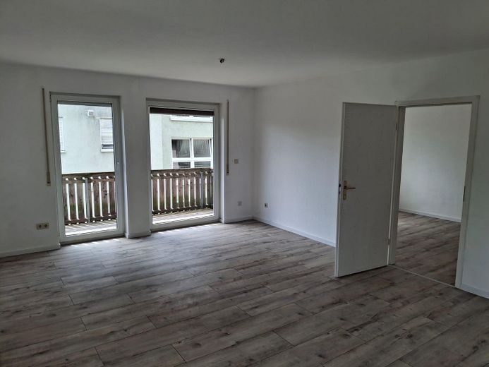 Helle 2-Raum Wohnungen mit Balkon – Wohnzimmer mit Zugang Balkon