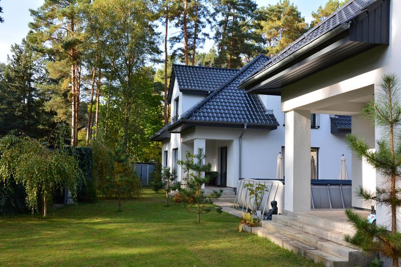 Doppelter Luxus mit zukunftsicherheit in Borkwalde auf 2.818 m² – Blick von Haus links zu rechts