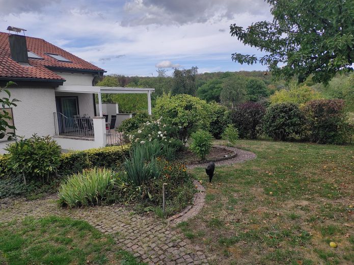 Maison en périphérie de la ville avec classe énergétique A – de l’espace pour une grande famille avec possibilité de percevoir un loyer supplémentaire – Terrasse mit Blick zur Natur