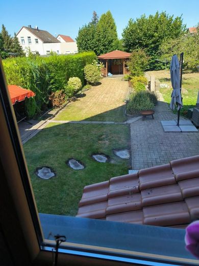سعادة عائلية مُعتنى بها جيدًا مع 5 غرف وحديقة واسعة في هالدنسليبن – Blick in Garten vom Wohnzimmer