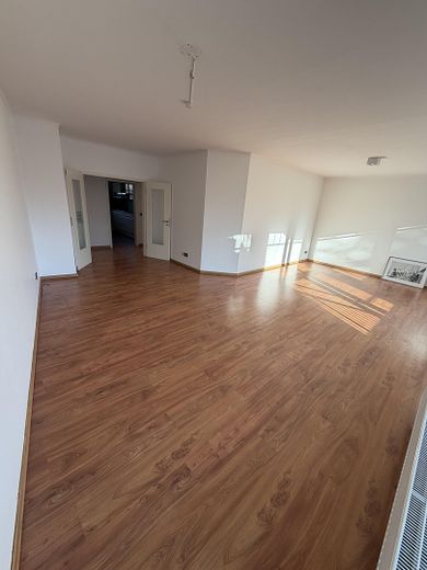 Appartement lumineux de 3,5 pièces à Sasel | Balcon exposé sud-ouest & 2 places de stationnement en parking souterrain – Wohnzimmer/gesamt