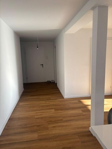 شقة جديدة مُجددة بالكامل من 4 غرف بمساحة 111م2 مع شرفة كبيرة – Schlafzimmer Flur