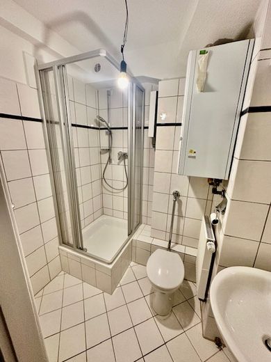 schöne 1 Zi.-Wohnung mit separater Küche und Balkon in Düsseldorf-Bilk ! – Bad