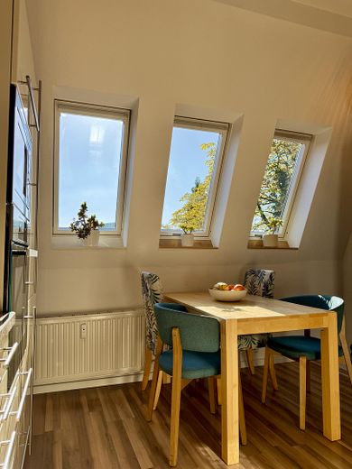 Maisonette de estilo antiguo inundada de luz, con chimenea, aire acondicionado y un ambiente residencial tranquilo – Küche - Fenster