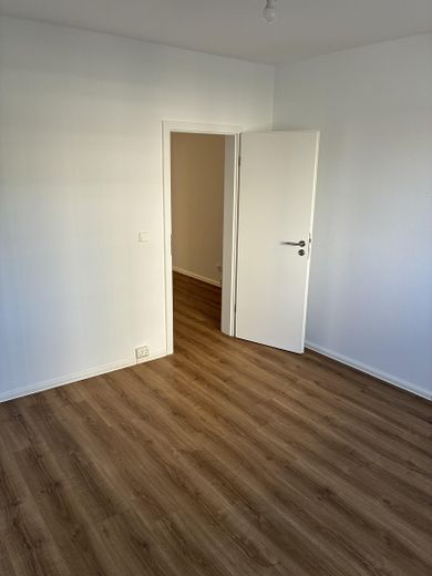 Frisch renovierte 2-Zimmer-Wohnung mit Balkon & Einbauküche – ideal für WG oder Singlehaushalt – Schlafzimmer (SZ) 1
