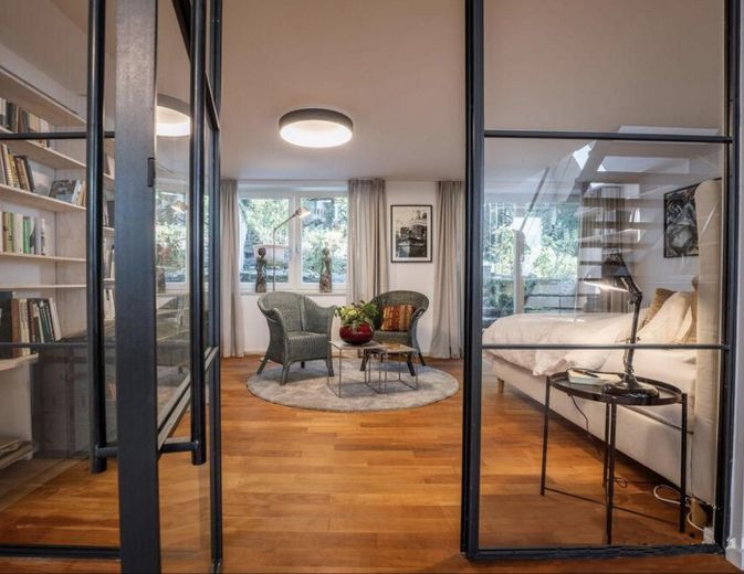 Exklusive möblierte Doppelhaushälfte mit 175 m², großem Privatgarten und Loftcharakter in Gräfelfing – Zugang zum Master-Bedroom