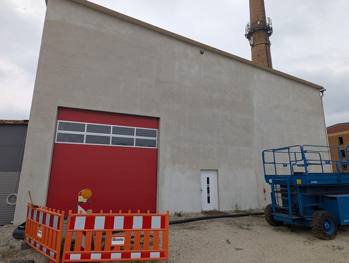 Capannone di stoccaggio di 654 m² + locale ufficio e magazzino di 97 m² + area esterna fino a 15.000 m² – Ansicht West