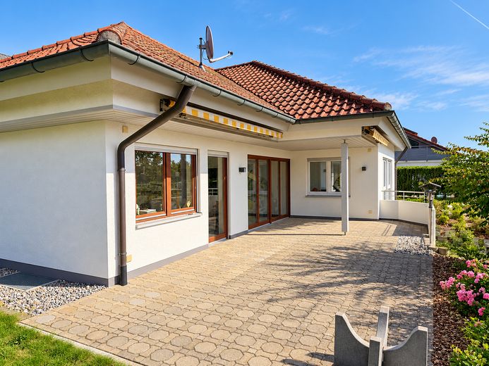 Attraktives bezugsfertiges Einfamilienhaus mit Doppelgarage – Terrasse EG