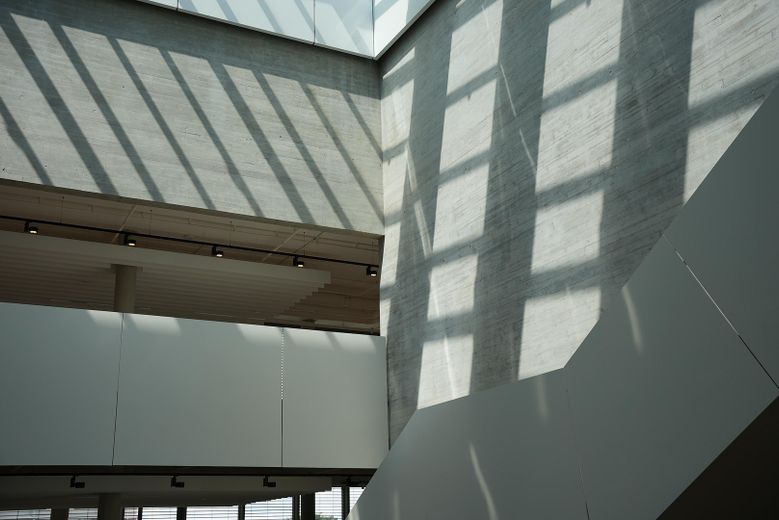 Moderne groß- und kleinteilige Büroflächen in repräsentativer Adresse und Lage – Atrium und Freitreppe