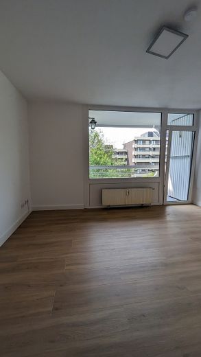 Modernes Apartment mit Balkon, Einbauküche und PKW-Stellplatz – Wohnraum