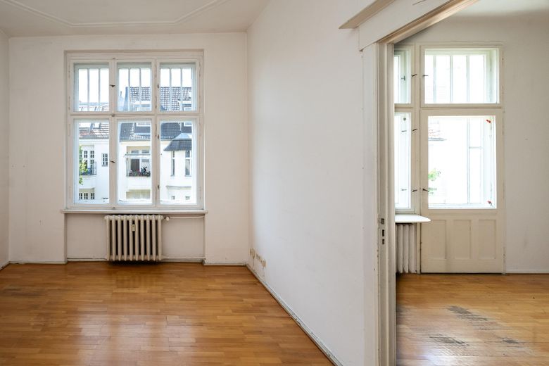 Provisionsfrei: Am Cosimaplatz in Friedenau, 2.5 Zimmer Altbau mit Balkon im 3.OG, Fernwärme – Die zwei Zimmer
