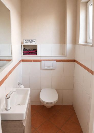 Gepflegte Doppelhaushälfte mit Einzelhauscharakter, EEK A und hochwertiger Ausstattung – WC (KI bearbeitet)