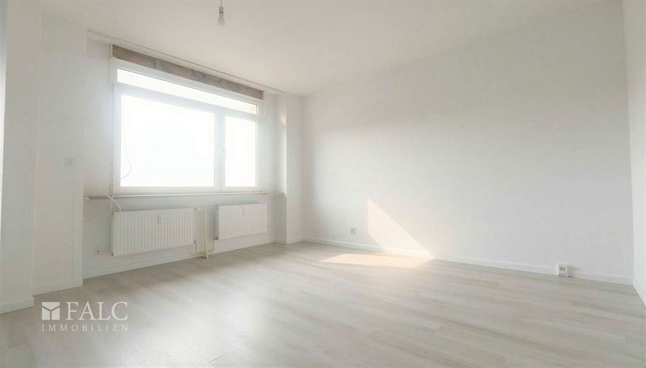 Renditeobjekt Marxloh - MFH mit 912 m² Wfl., sanierungsbedürftig – Wohnzimmer EG - (KI generiert)