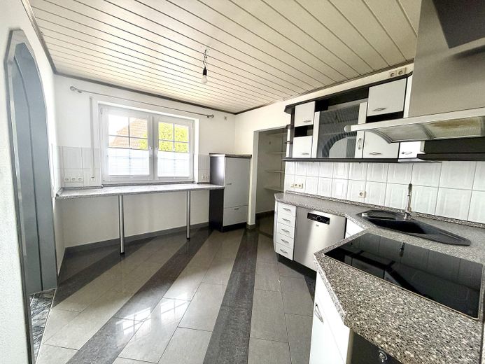 225 qm Familienglück auf 2 Ebenen + Toller Garten, Sauna & Kamin – Küche