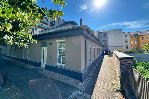 Exceptional living! Spacious 4-room apartment with eat-in kitchen, comfort bathroom and parking space in Gera.