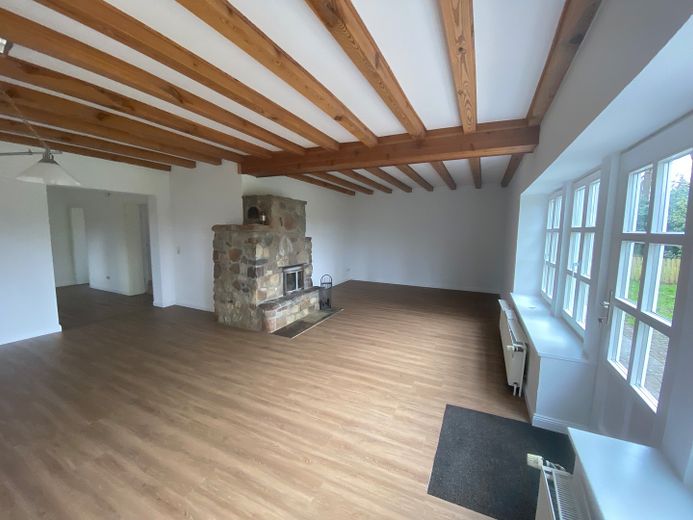 Geräumige Haushälfte auf dem Land – Wohnzimmer (mit Terrassentür)