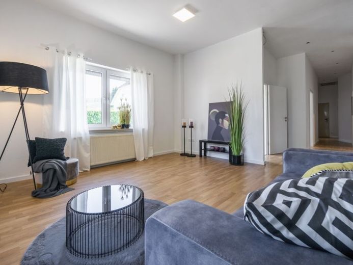 Frisch renoviert mit hohem Steuervorteil (AfA über 6,5%) und guter Rendite (ca. 5%)! – Foto 1