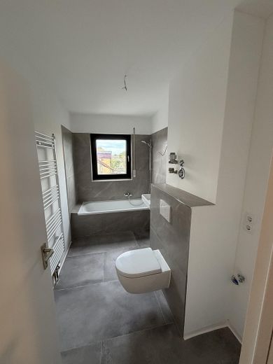 Première occupation après rénovation complète – appartement exclusif de 3 pièces avec loggia orientée plein sud – Modernes Tageslichtbad