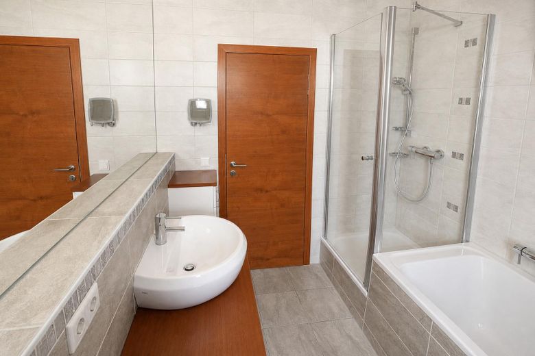 Appartement 3 pièces avec terrasse sur le toit à Ingolstadt-Nordwest, place de parking en garage souterrain incluse - sans commission – Bad mit Dusche und Wanne