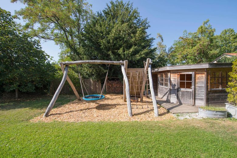 Rodzinna sielanka w Seeshaupt nad jeziorem Starnberger See – Spielplatz mit Gartenlaube