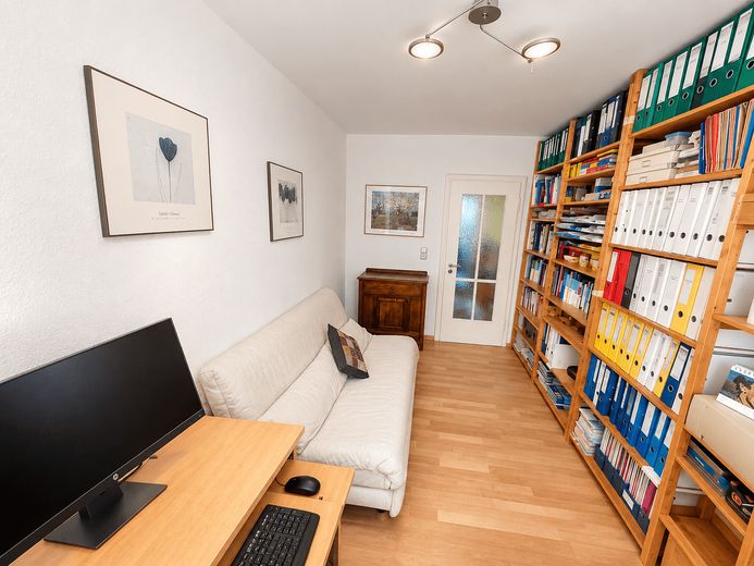 Appartement calme de 4 pièces situé dans un emplacement privilégié de Munich-Großhadern avec loggia exposée au sud – Arbeitszimmer