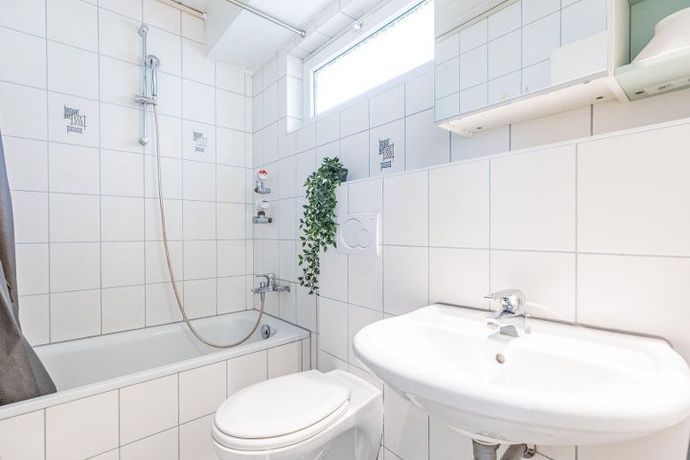 Voll möbliertes 1-Zimmer-Apartment in Sachsenhausen – 999 € all-inclusive, sofort frei – Bad mit Wanne