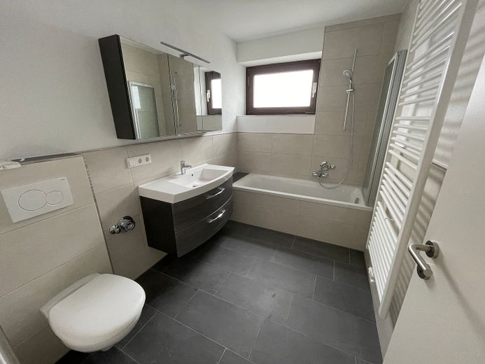 Badezimmer mit Fenster