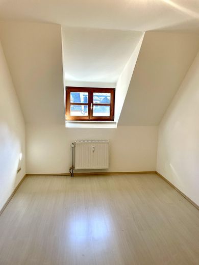 Bezugsfreie Dachgeschosswohnung im Altbau in attraktiver Lage – Schlafzimmer