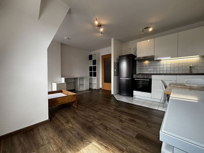 modernisierte/helle und möblierte Dachgeschosswohnung - 1,5 Zi. Küche mit EBK/Wannenbad  - ca. 35m² - zentrumsnah – 260703_ETW_BOS44_Nr.13_016_Wohnbereich