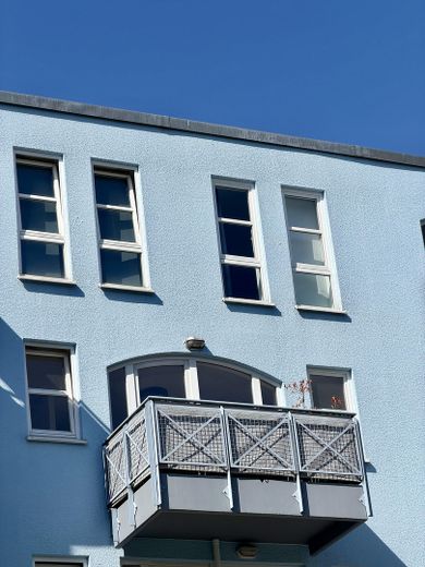 Bezugsfrei in Flingern: 1-Zimmer-Wohnung mit Balkon, Keller und Tiefgarage – Haus hinten