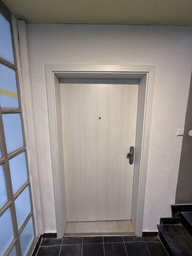 Erstbezug nach Kernsanierung- großzügige 4-Zimmer- Wohnung im Erdgeschoss – Hautür